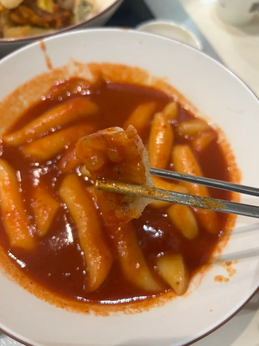 Sundae dipped in tteokbokki sauce