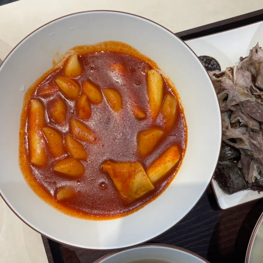 A plate of thick-sauced tteokbokki