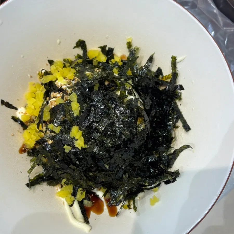 Tteokbokki paired with a seaweed-flake rice ball