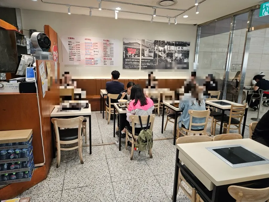 협소한 현선이네 IFC몰점 매장 내부와 테이블