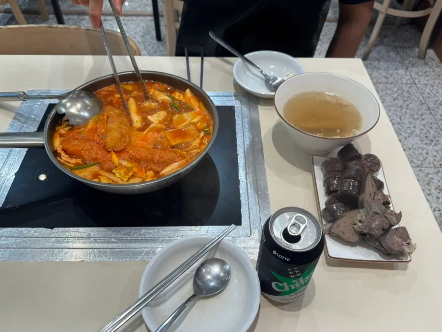즉석떡볶이와 순대, 오뎅이 함께 나온 테이블