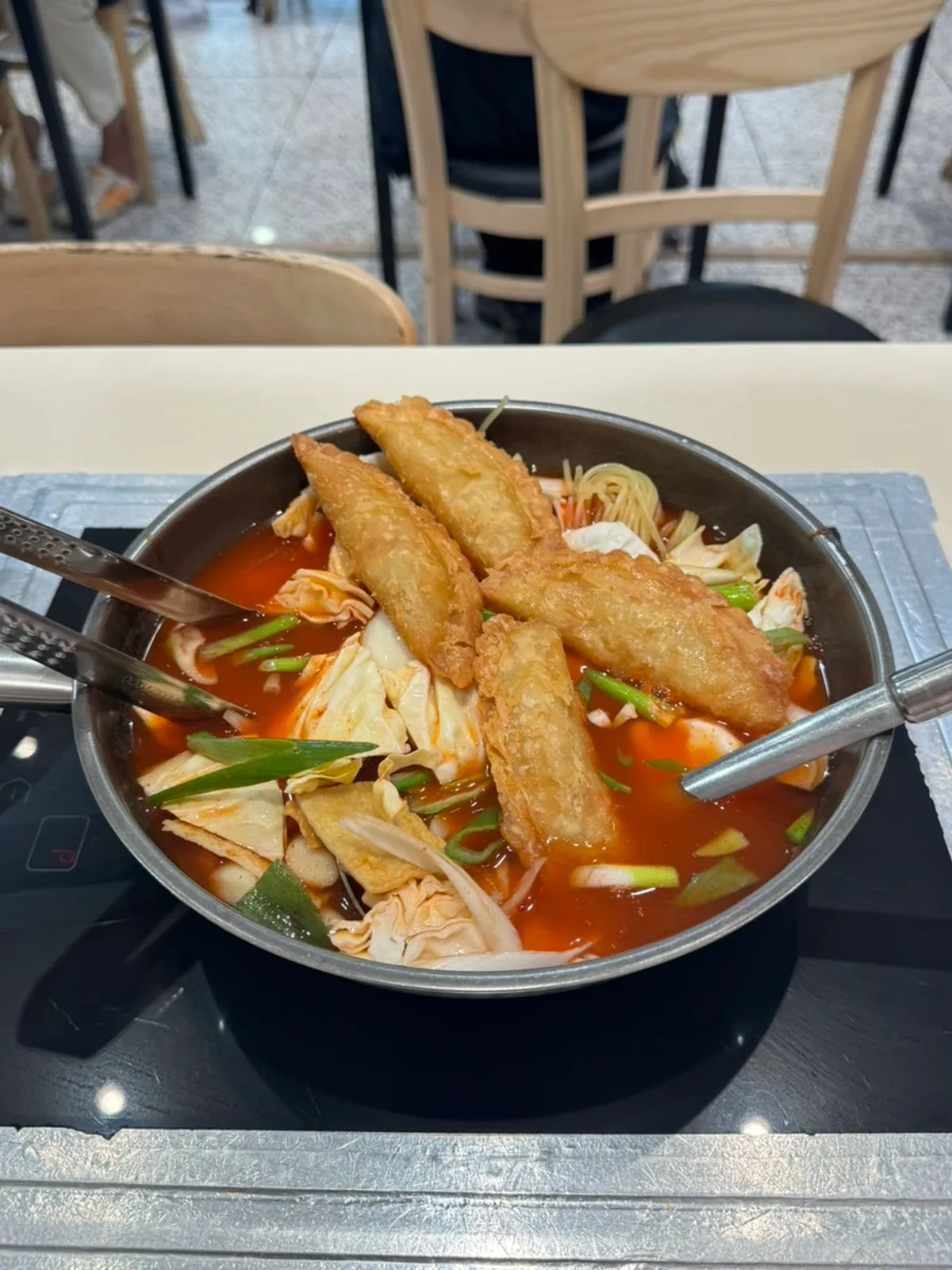 쫄면과 떡을 저어주며 끓이는 즉석떡볶이