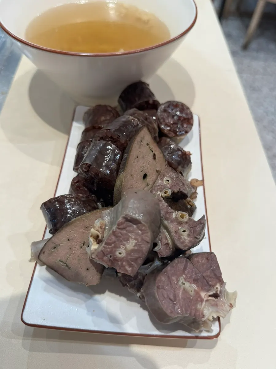 당면순대와 간, 허파가 담긴 순대 접시