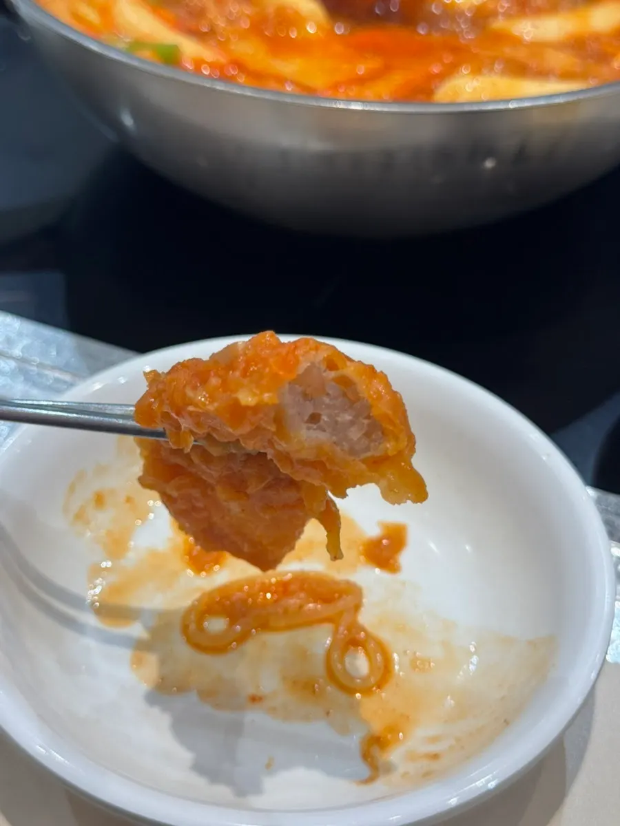 즉석떡볶이 국물 속 야끼만두