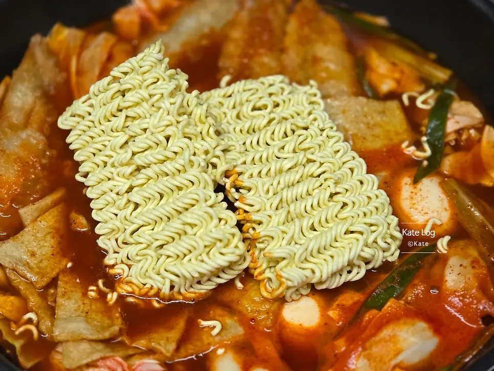 Ramyeon noodles added to the instant tteokbokki pot