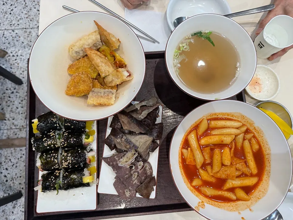 떡볶이와 순대, 꼬마김밥, 모듬튀김이 차려진 현선이네 세트 한상