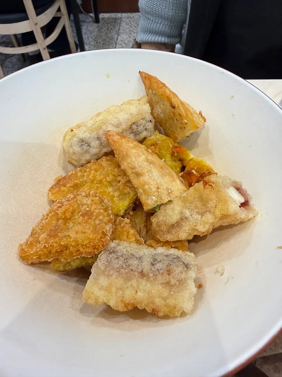 햄과 단무지, 시금치, 달걀이 들어간 꼬마김밥