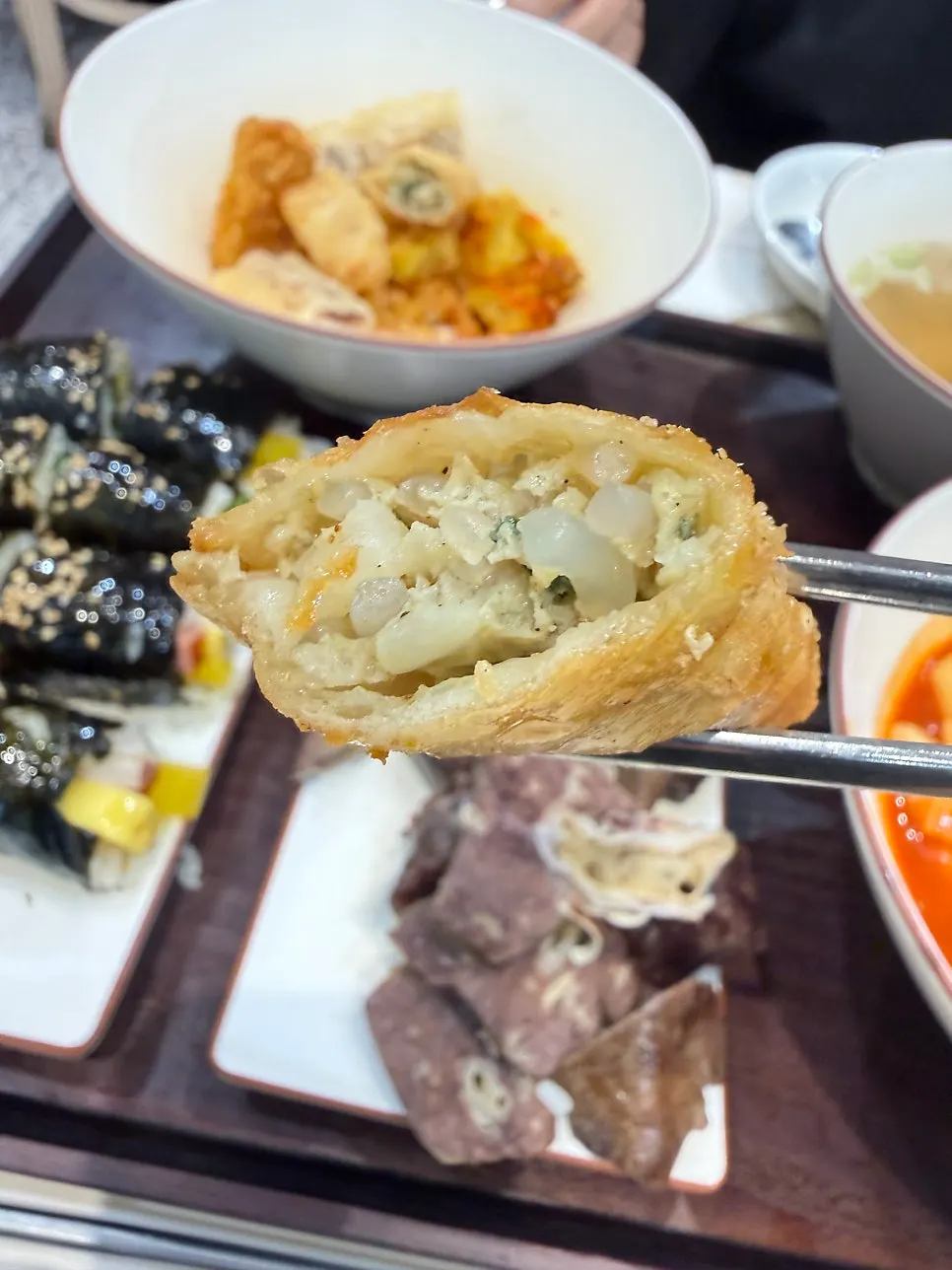 큼직한 오징어가 들어간 오징어튀김 단면