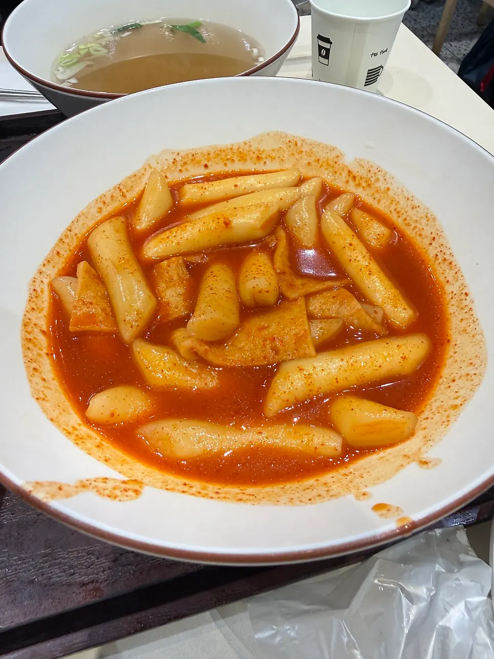 떡볶이 국물에 적신 튀김