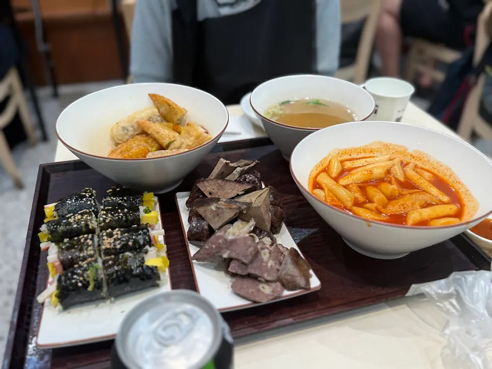 세트 메뉴가 모두 차려진 테이블 전경