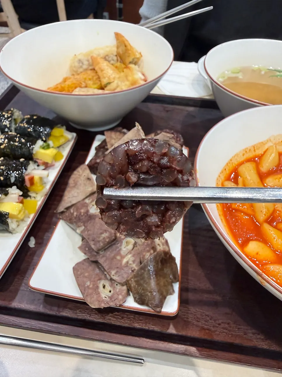떡볶이를 집어 올린 모습
