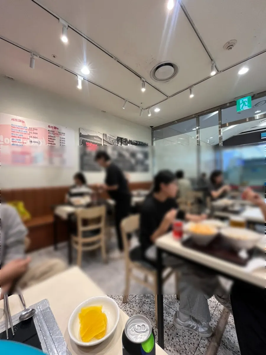 좌석이 넉넉한 현선이네 프리미엄 매장 내부