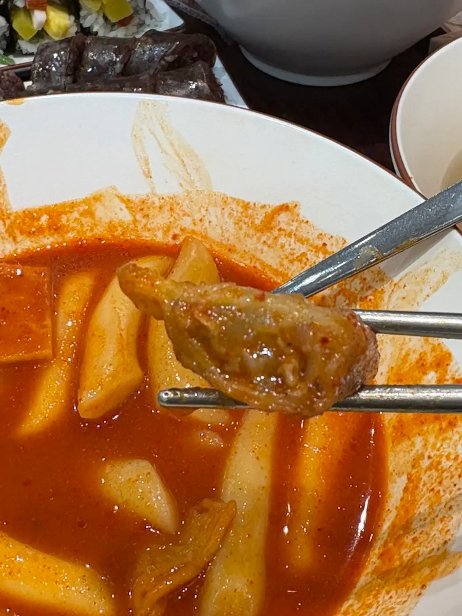 떡볶이 국물에 찍은 야끼만두 튀김