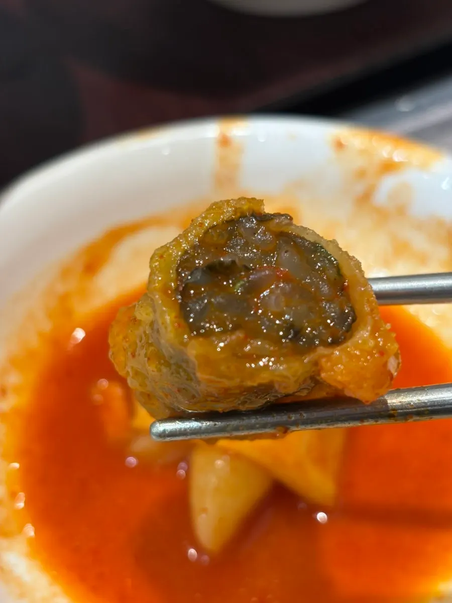 떡볶이 국물에 찍은 김말이튀김