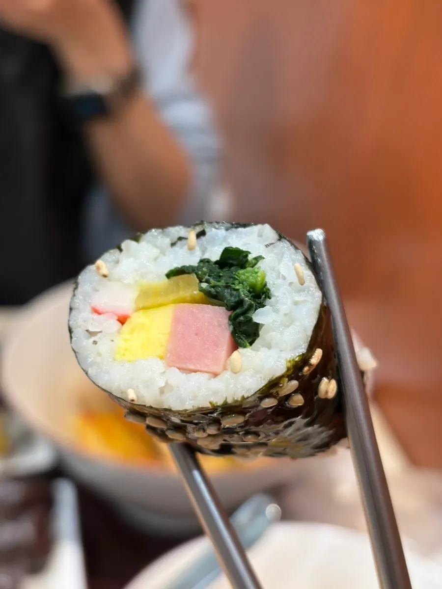 햄과 단무지가 들어간 기본 김밥 단면