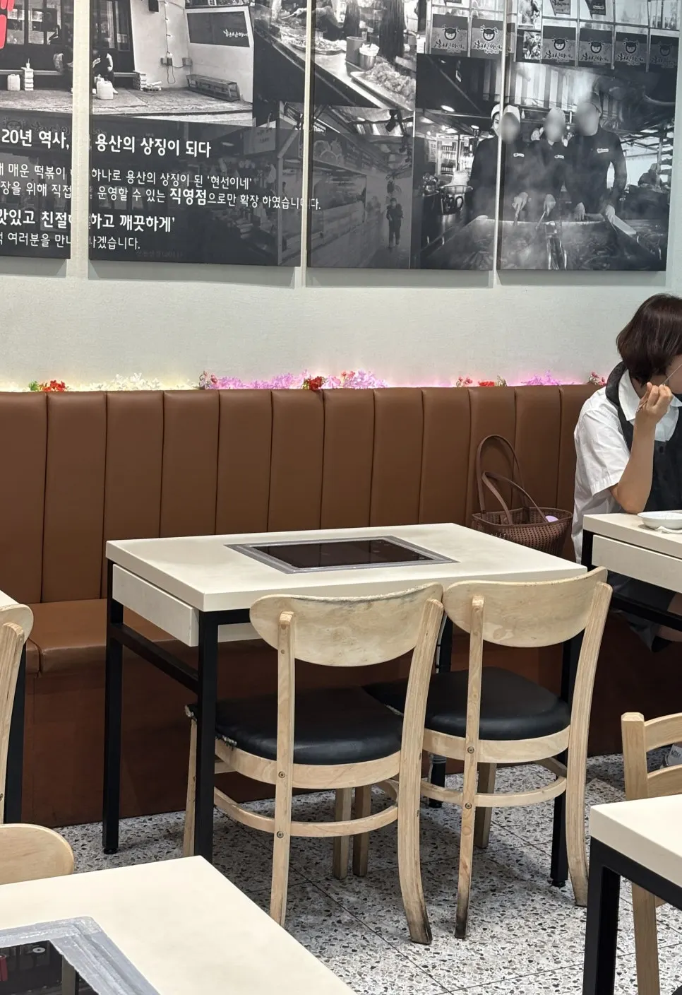 Sign in front of Hyeonseonine introducing its 20-year history