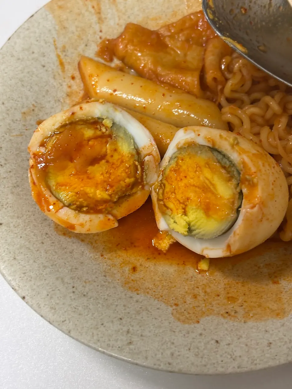 Ramen noodles and rice cakes mixed together in the instant tteokbokki