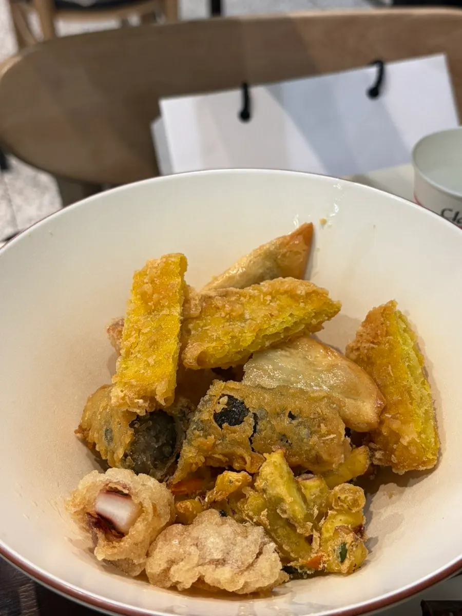 Sundae dipped in tteokbokki broth