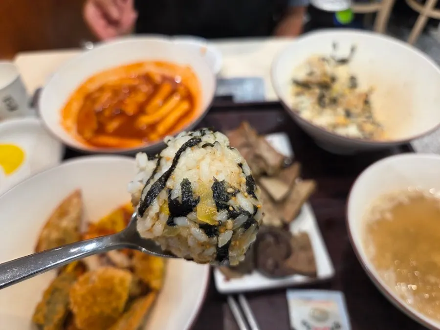 Onigiri mayo bijan sebagai teman tteokbokki