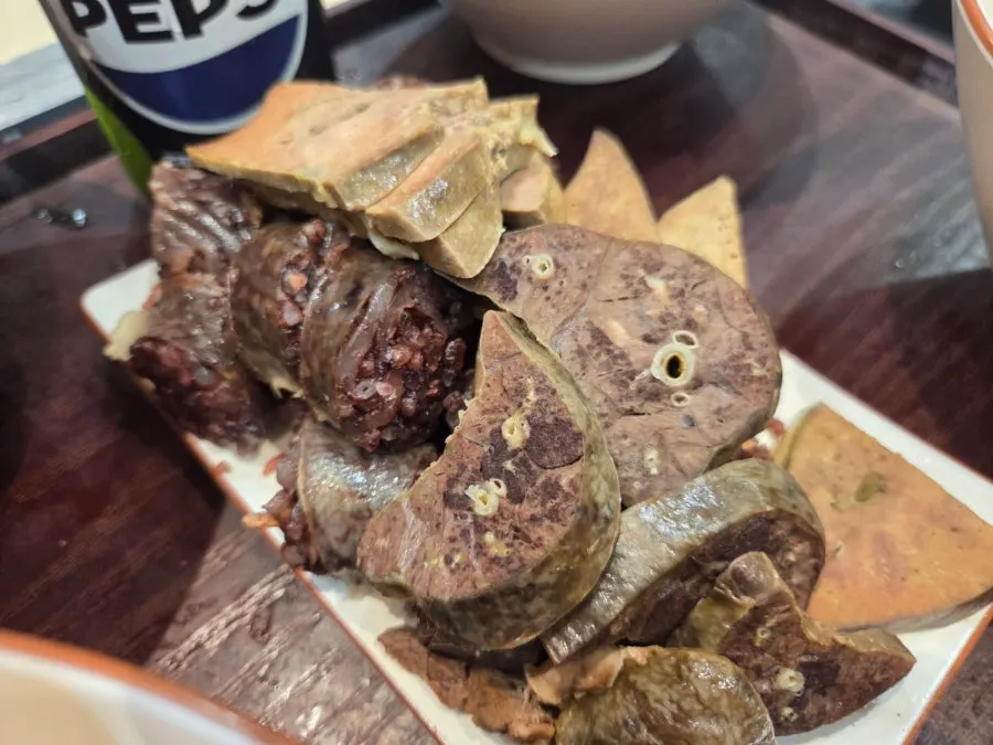 Onigiri mayo bijan dengan serbuk bijan dan rumput laut