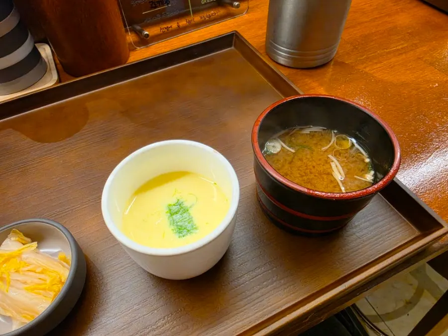 기본으로 나온 장국과 차완무시