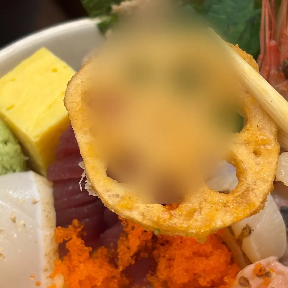 海苔に巻いて食べる海鮮丼とレンコンの天ぷら