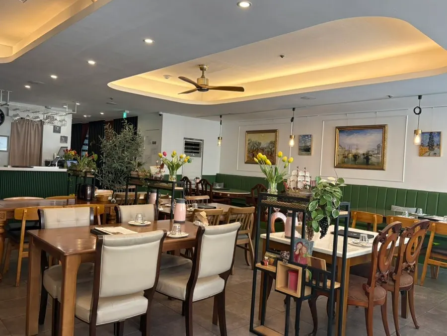 Sunlit interior of Cuisine R