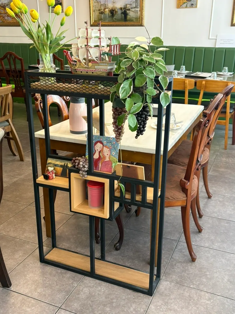 Italian-inspired restaurant decorations