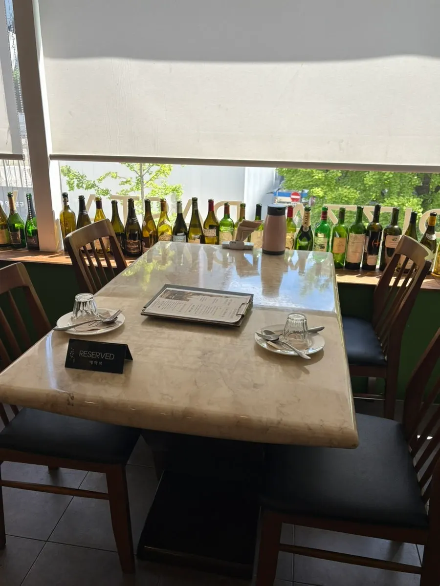 Window seats at Cuisine R