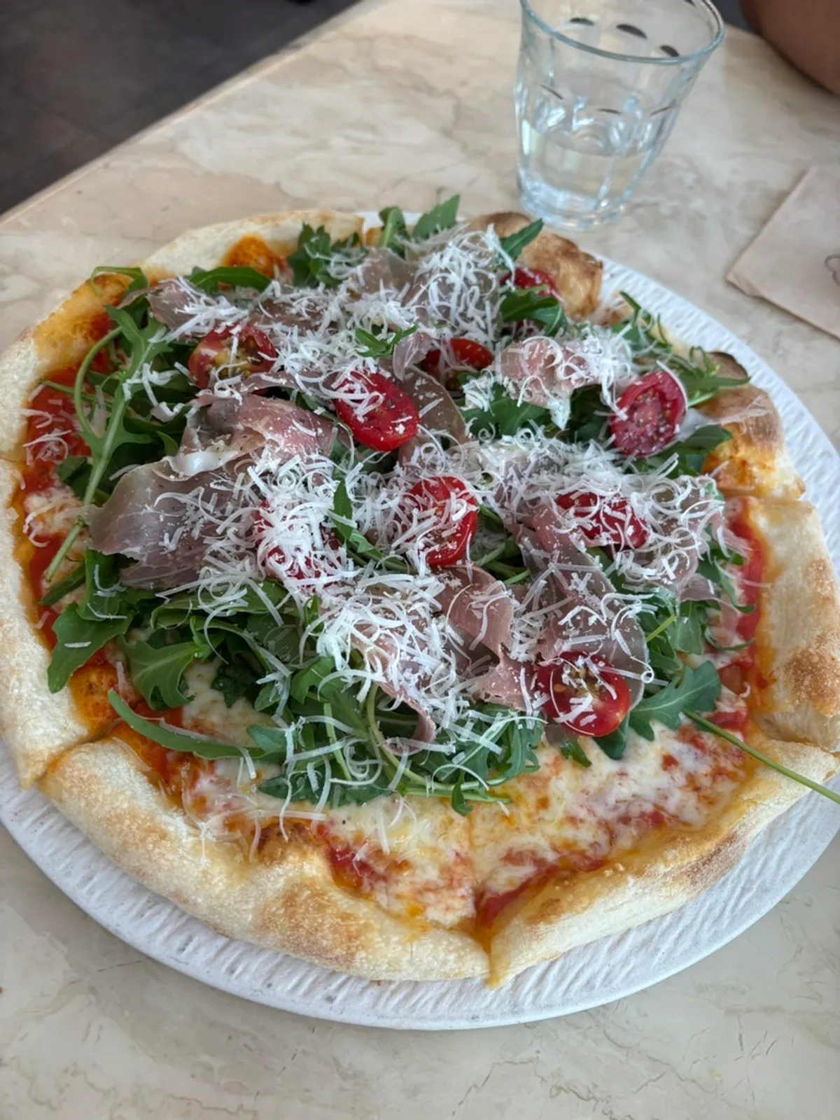 Prosciutto e rucola pizza