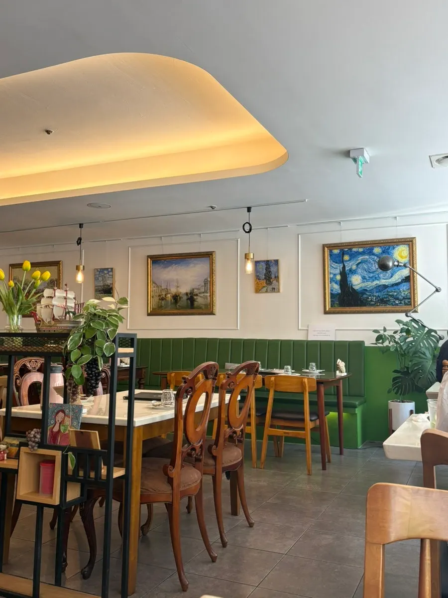 Weekend date dining table