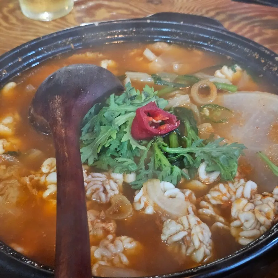 Charcoal-fired fish roe stew with seafood and vegetables