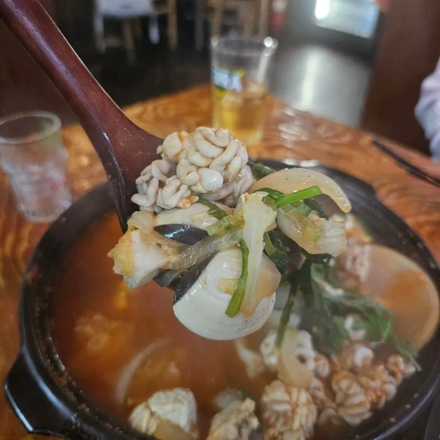 Charcoal-fired fish roe stew with spicy broth