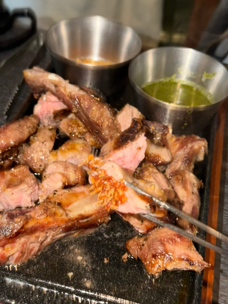 시원한 잔에 담긴 아사히 생맥주