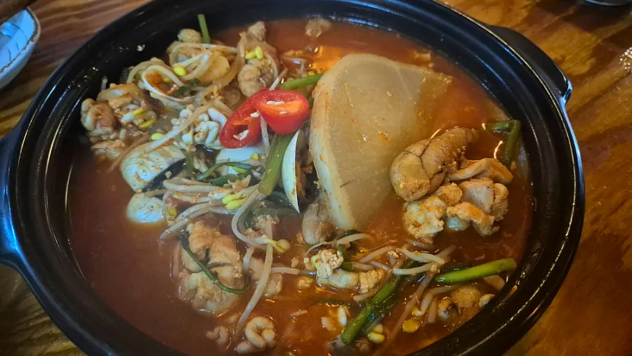 Pot of altang with radish, bean sprouts, and minari