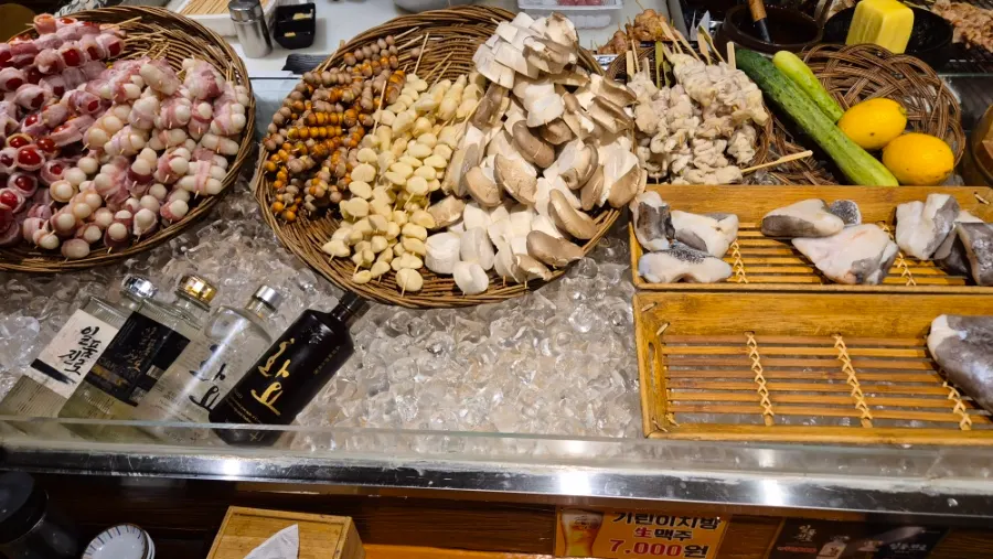 야끼토리용 꼬치가 진열된 조리대