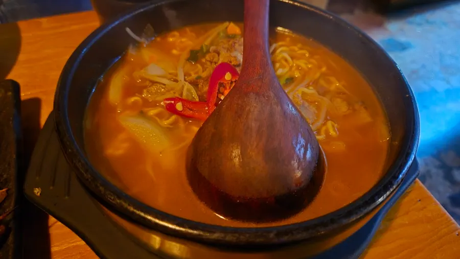 칼칼한 국물의 차돌라면