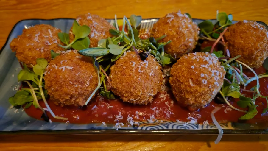 케찹 소스 위에 올려진 아란치니 7개
