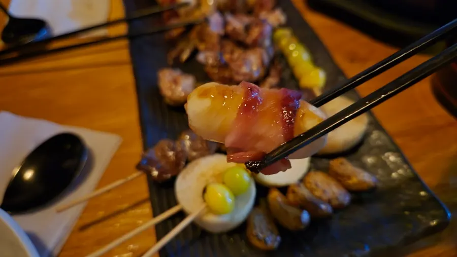 모듬꼬치 중 베이컨 떡말이 꼬치