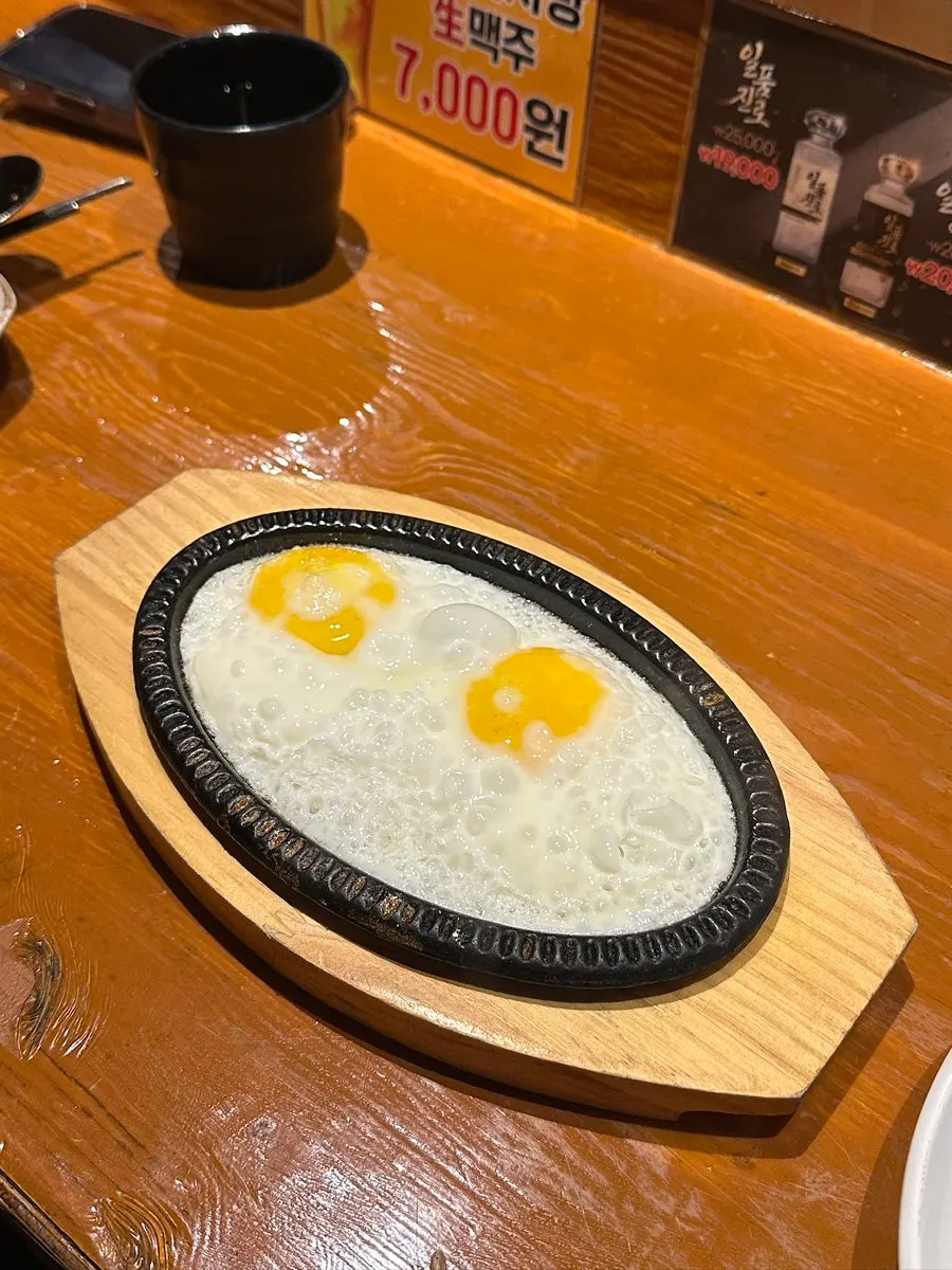 주문한 음료와 세팅된 자리