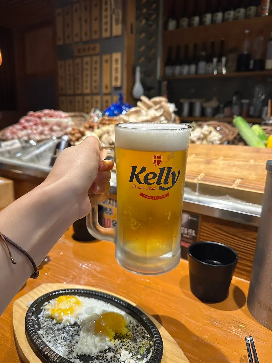 이자카야 테이블 위 음식과 잔