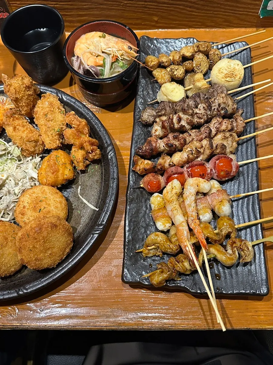버섯과 통마늘이 들어간 채소 꼬치