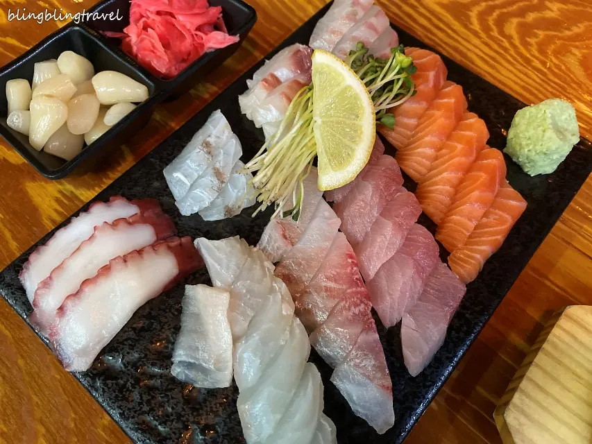 Small sashimi platter with salmon and octopus