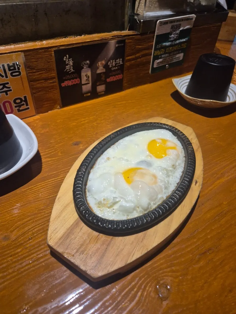 熱鐵板上的兩顆煎蛋