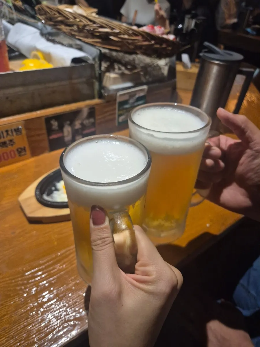 桌上放著一杯生啤酒