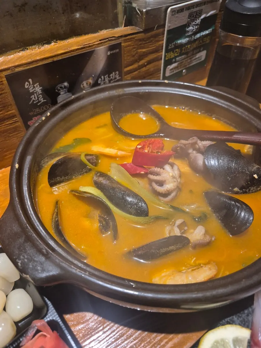 含三文魚的綜合生魚片特寫