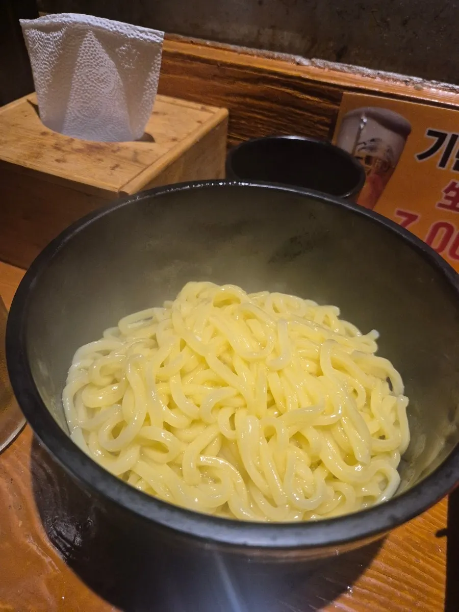 夾起一片生魚片的模樣