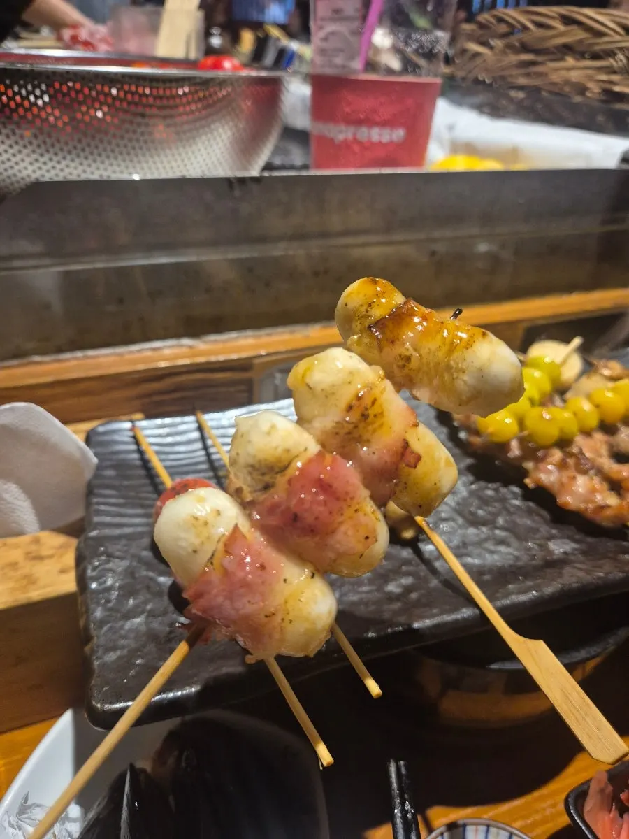 舀起直火炒碼麵湯的樣子