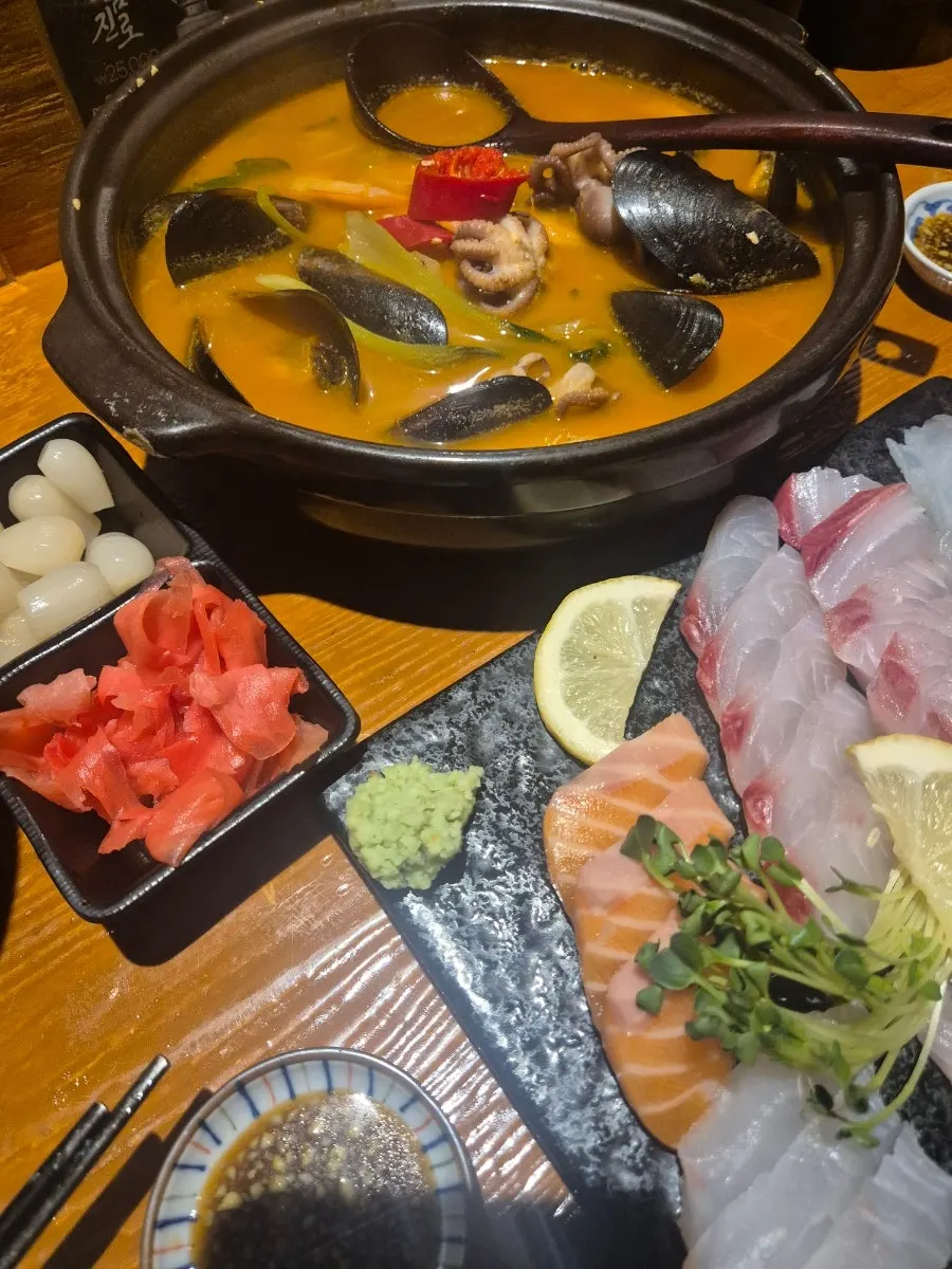 擺滿套餐的餐桌全景