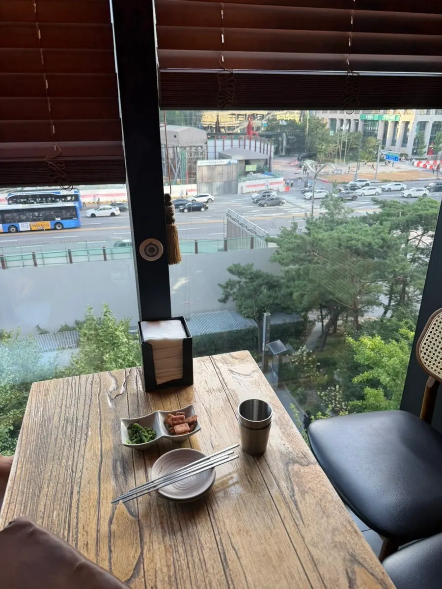 커튼으로 가려지는 프라이빗 테이블